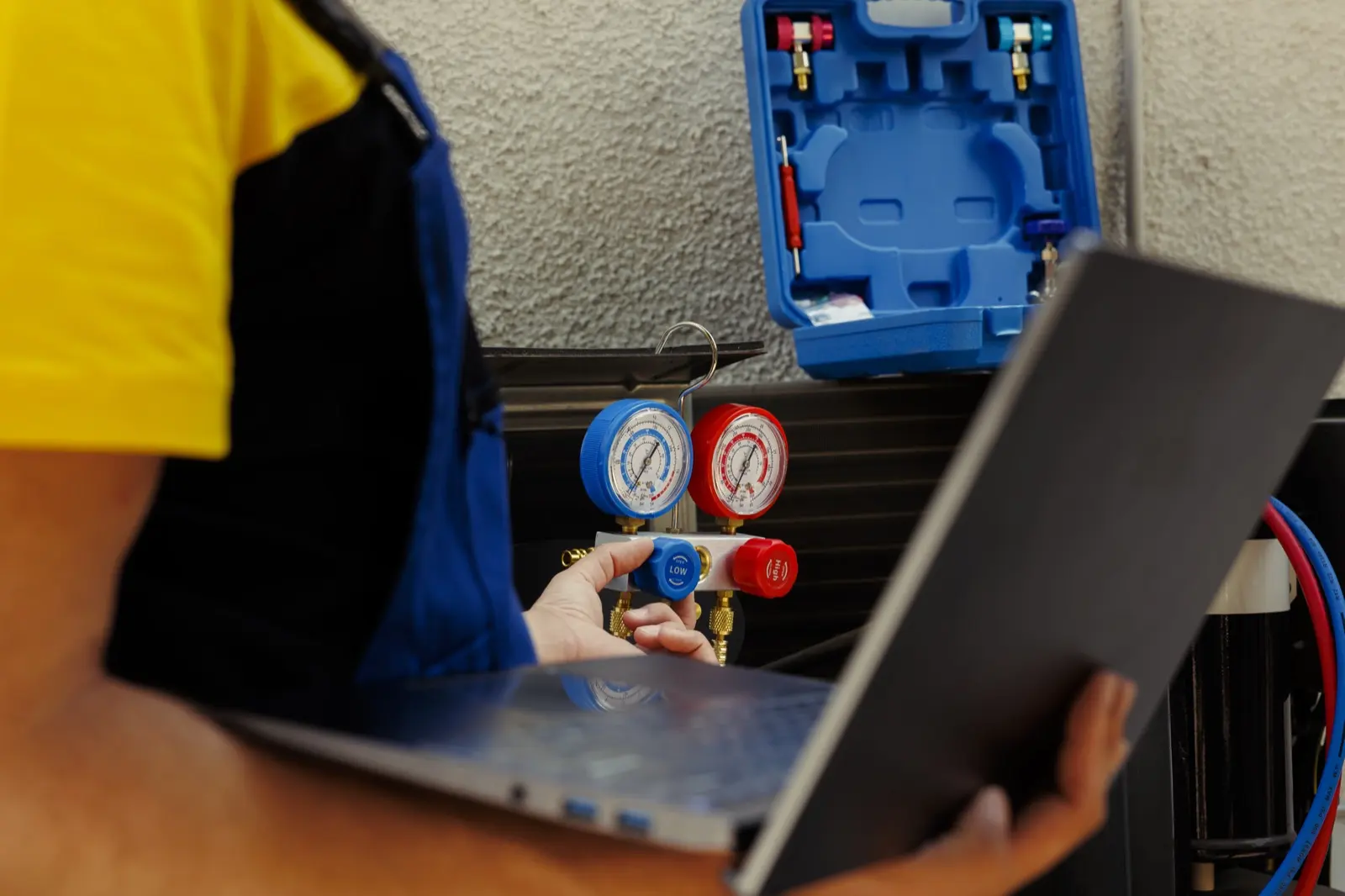 Técnico midiendo presiones de refrigerante con manómetros